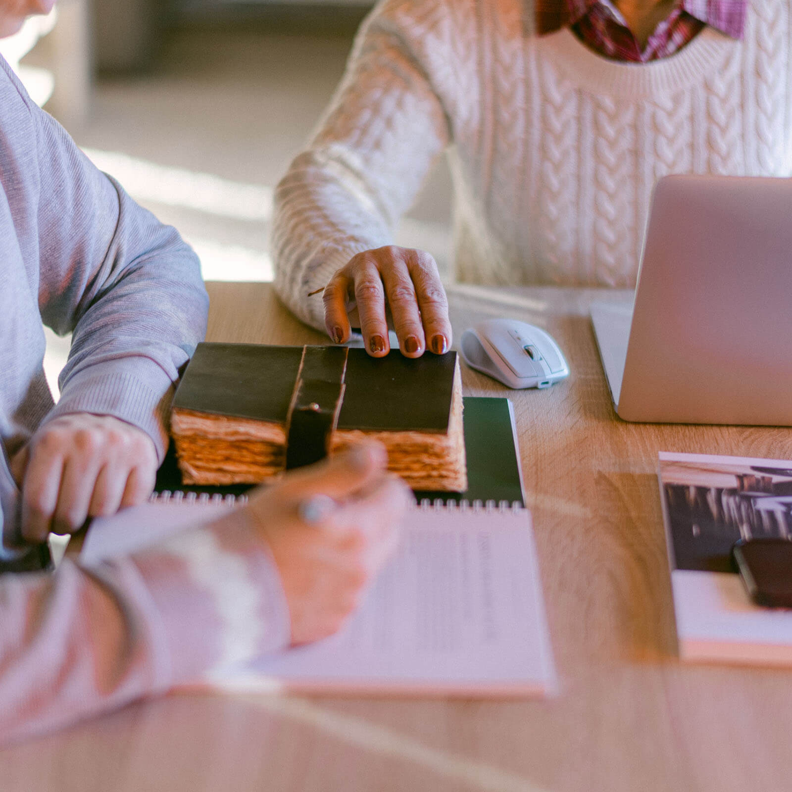 Service de secrétariat et gestion administrative pour seniors à Carpentras – Aide aux courriers et dossiers