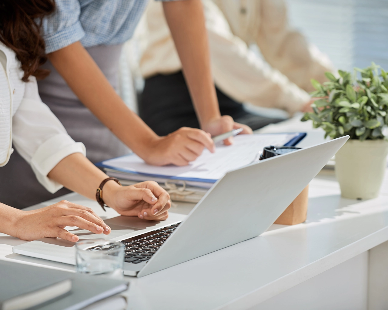 Atelier informatique pour seniors en groupe à Carpentras – Apprentissage convivial